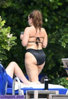  Ashley Graham Shows Huge Butt In Bikini on girlsfans.net