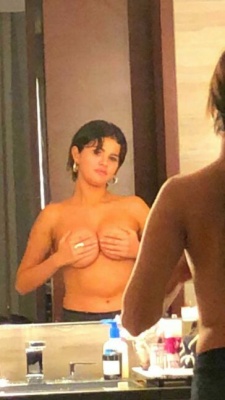 Selena Gomez Topless Dressing Room Video  - Usa on girlsfans.net