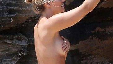 Natasha Oakley Topless — Australian Model Showed Her Curves In A Bikini - Australia on girlsfans.net