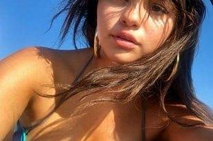 Selena Gomez Bikini Boobs On A Boat on girlsfans.net