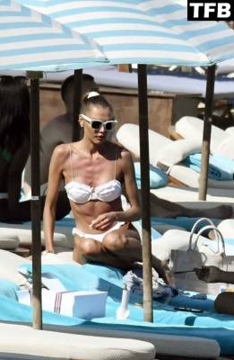 Alina Baikova Shows Off Her Sexy Figure on Holiday in Greece - Greece on girlsfans.net