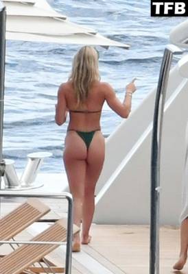 Kathryne Padgett & Alex Rodriguez Pack on the PDA Aboard a Yacht on Their Holidays in Capri on girlsfans.net