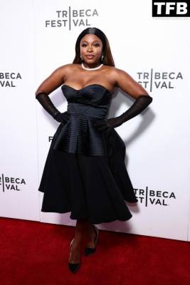 Naturi Naughton Displays Her Cleavage at the 2022 Tribeca Festival in New York - New York on girlsfans.net