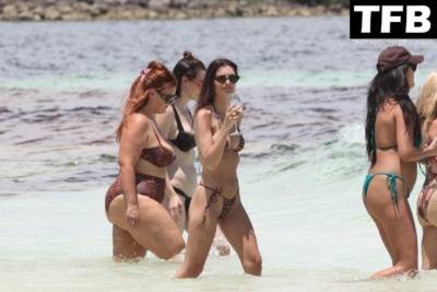 Emily Ratajkowski Shows Off Her Supermodel Figure as She Hits the Beach in Mexico - Mexico on girlsfans.net