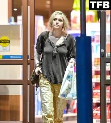 Braless Paris Jackson is Spotted in Los Angeles - Los Angeles on girlsfans.net