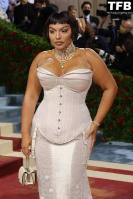 Paloma Elsesser Shows Off Her Big Boobs at The 2022 Met Gala in NYC on girlsfans.net