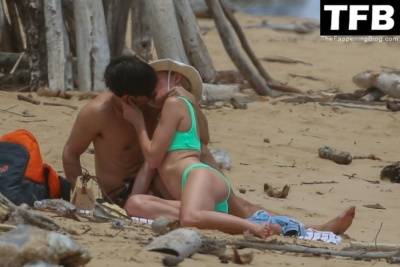 Kate Bosworth & Justin Long Enjoy a PDA-filled Tropical Getaway on girlsfans.net