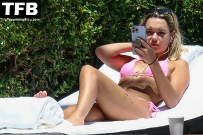 Sarah Snyder Soaks Up the Sun in Miami on girlsfans.net