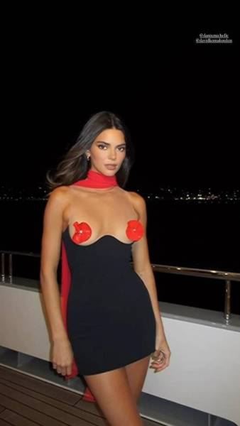 Kendall Jenner Pasties Dress Candid Video Leaked - Usa on girlsfans.net