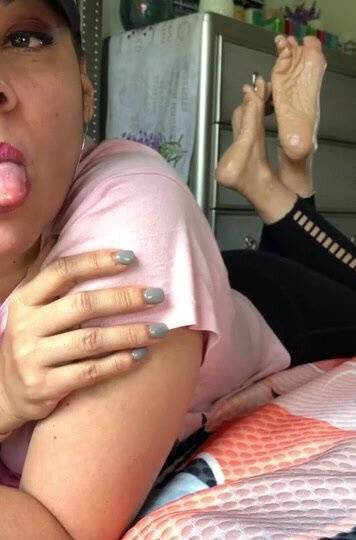 Oily soles in the pose on girlsfans.net