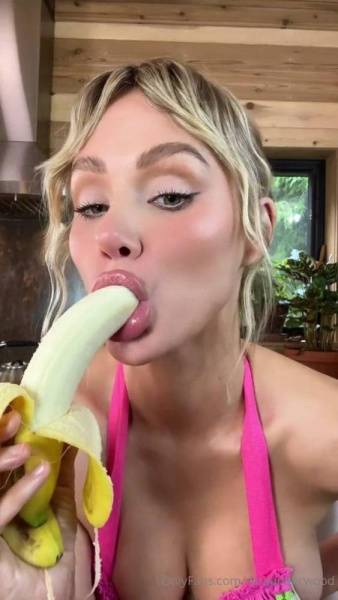 Sara Jean Underwood Banana Blowjob OnlyFans Video Leaked on girlsfans.net